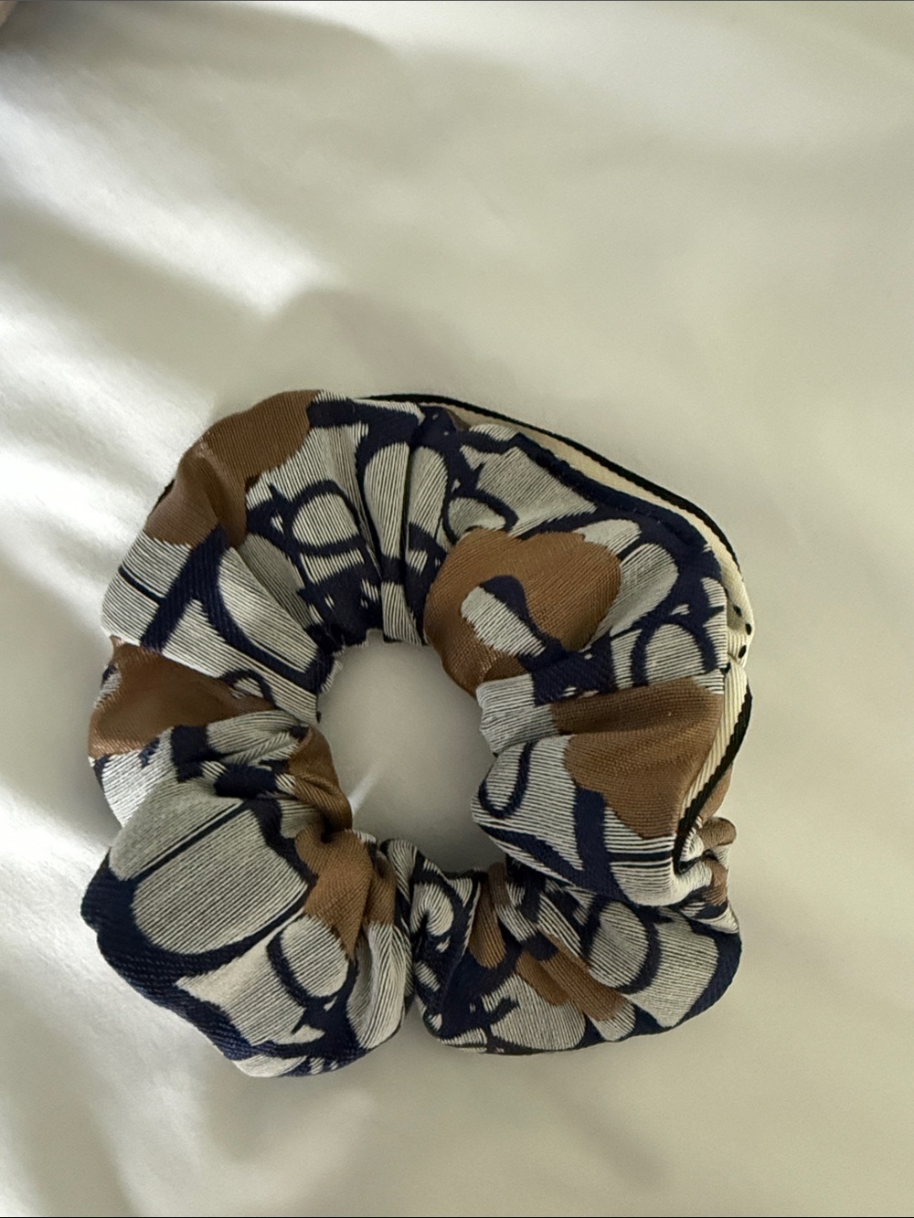 Dior Beige and Navy Logo Silk Headband & Scrunchie Set - Picture 4 of 8